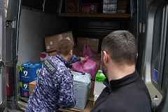 Столичные росгвардейцы передали новогодние подарки детям Луганской Народной Республики 
