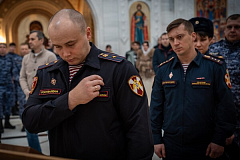 Сотрудники Росгвардии приняли участие в богослужении в честь Дня защитника Отечества в одном из столичных храмов